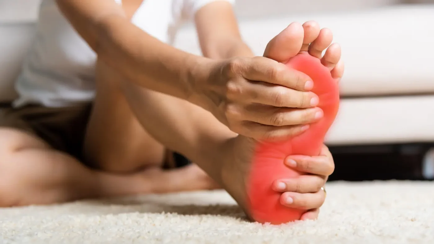Neuropathy in Feet Symptoms: Early Signs, Causes, and Treatment Options