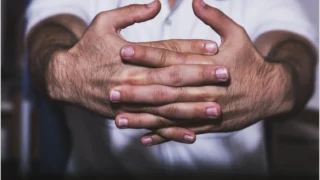 Does Cracking Knuckles Cause Arthritis? Separating Myth From Medical Facts
